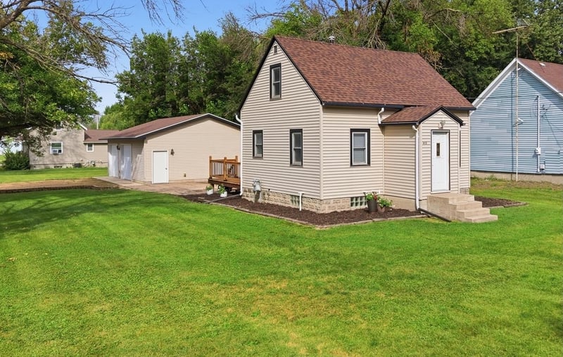 412 S Central Ave, Mapleton, MN 56065