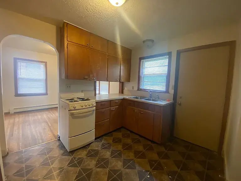716 8th St S, Moorhead, MN 56560