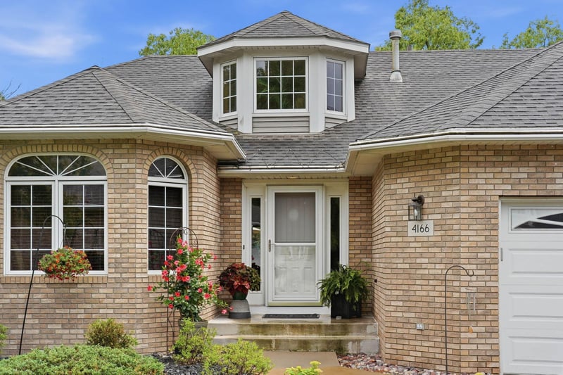 4166 Thornhill Ln, Vadnais Heights, MN 55127