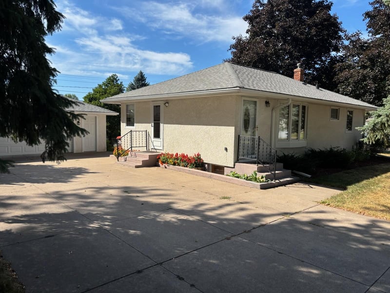 2115 English St, Maplewood, MN 55109