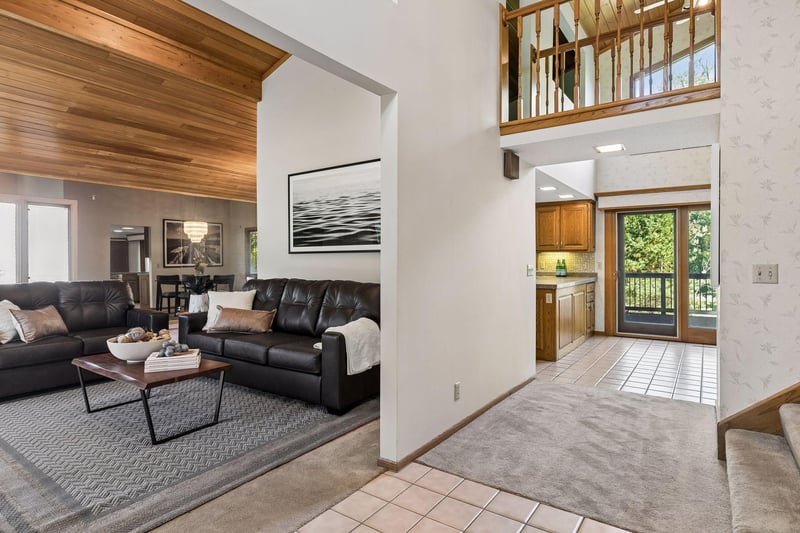 20 Deer Hills Dr, North Oaks, MN 55127
