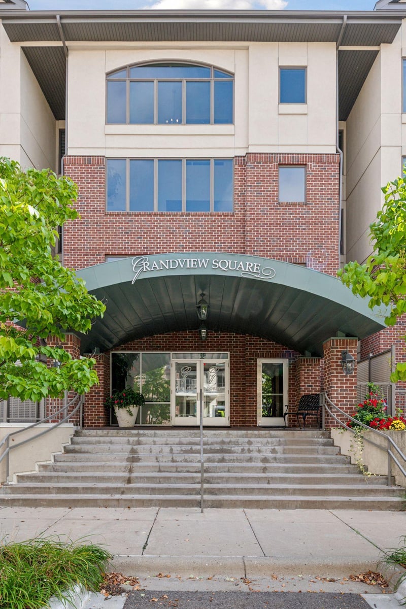 5225 Grandview Sq #308, Edina, MN 55436