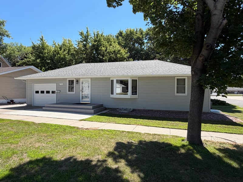 231 Elizabeth St E, Edgerton, MN 56128
