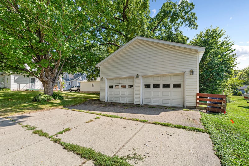 932 3rd Ave NW, Faribault, MN 55021