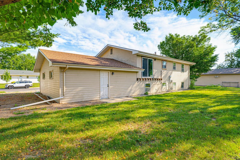 64 9th Ave NE, Hutchinson, MN 55350