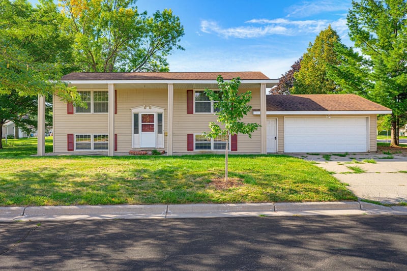 64 9th Ave NE, Hutchinson, MN 55350
