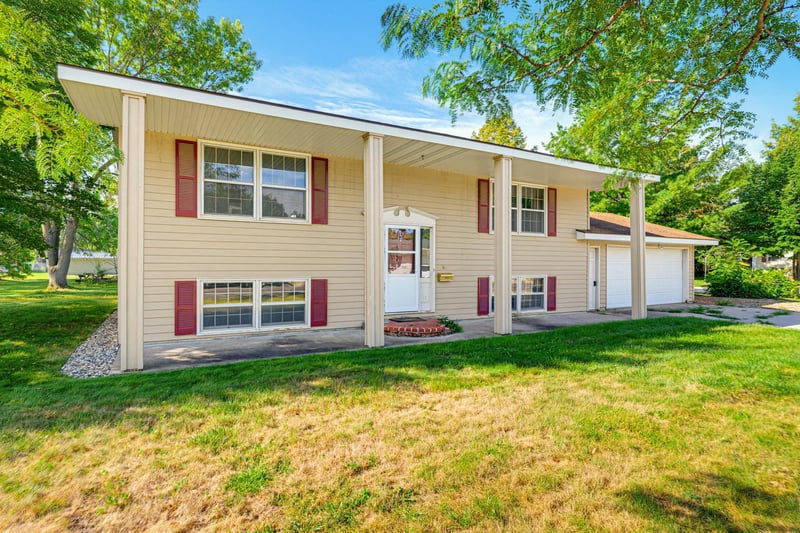64 9th Ave NE, Hutchinson, MN 55350