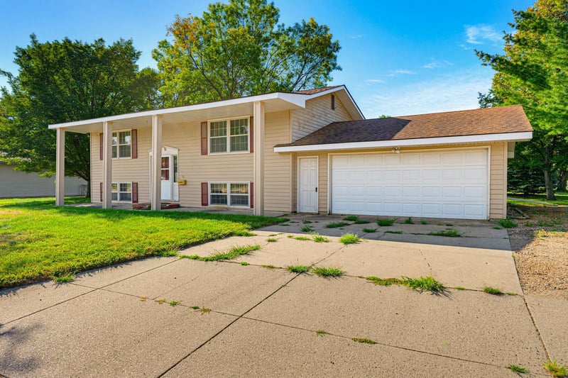 64 9th Ave NE, Hutchinson, MN 55350