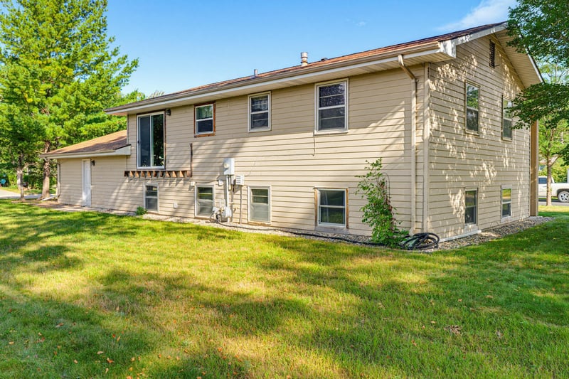 64 9th Ave NE, Hutchinson, MN 55350