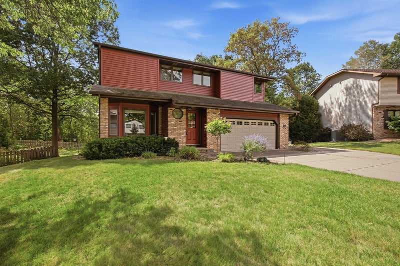948 Waterford Dr W, Eagan, MN 55123