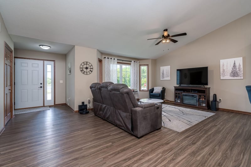 101 Skylark Dr, Mankato, MN 56001
