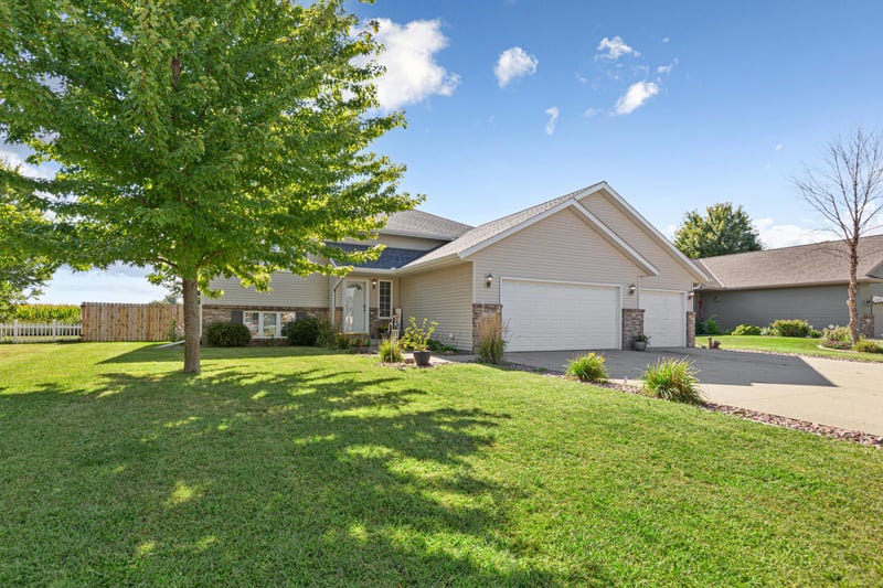 217 Inverness Dr, Mankato, MN 56001