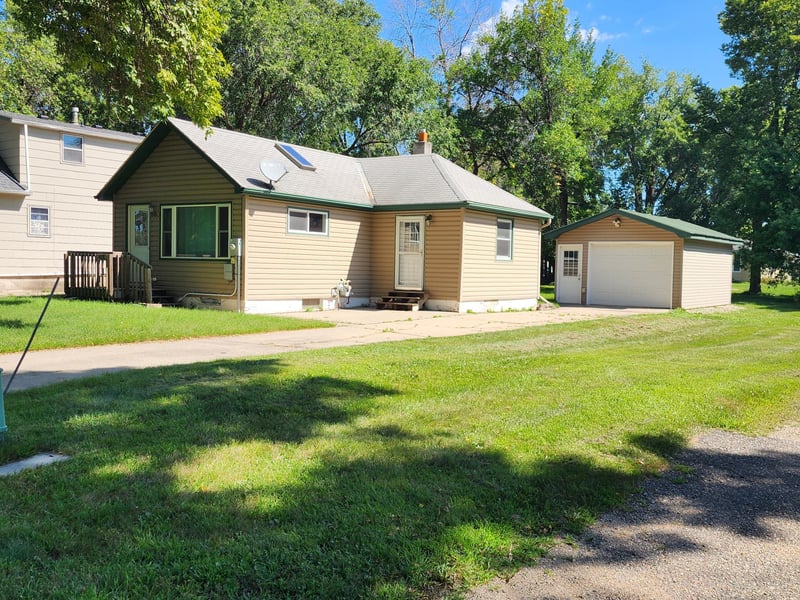 411 15th St SE, Willmar, MN 56201