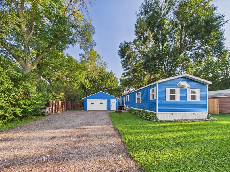 701 Oak Ave, Madison Lake, MN 56063