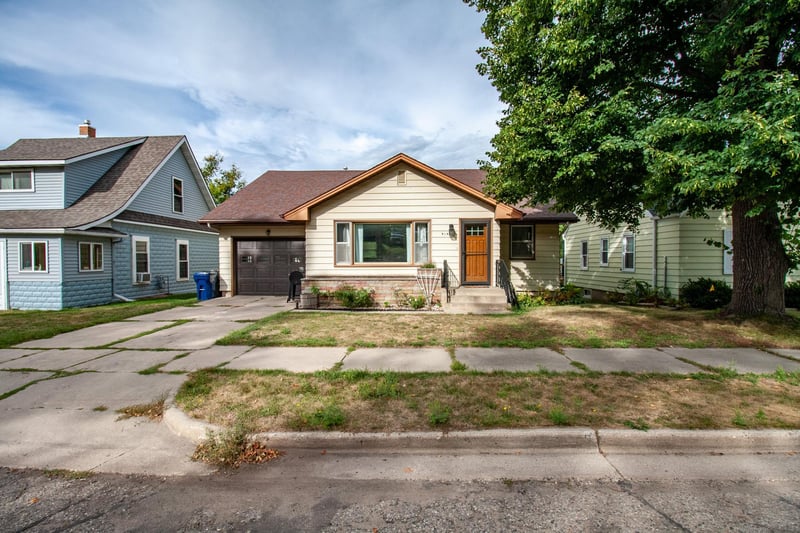 919 N Park St, Fergus Falls, MN 56537