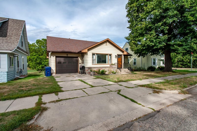 919 N Park St, Fergus Falls, MN 56537