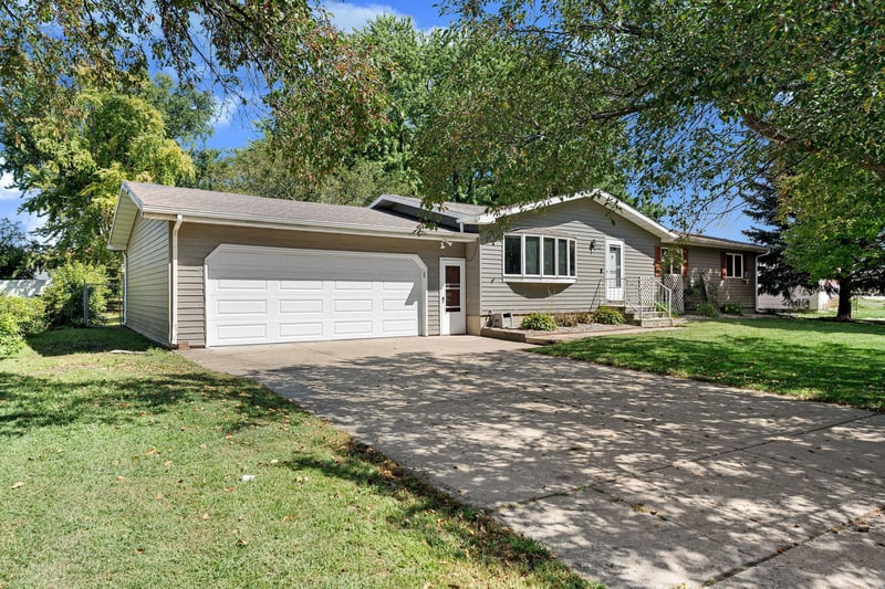 112 13th Ave NW, Waseca, MN 56093