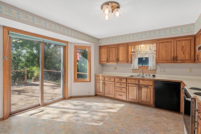 12013 Summerset Ln, Burnsville, MN 55337