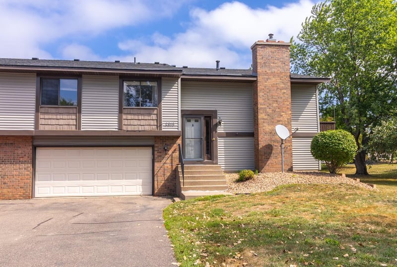 2819 Wimbledon Rg, Woodbury, MN 55125