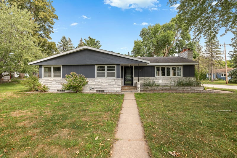 505 9th St SE, Little Falls, MN 56345