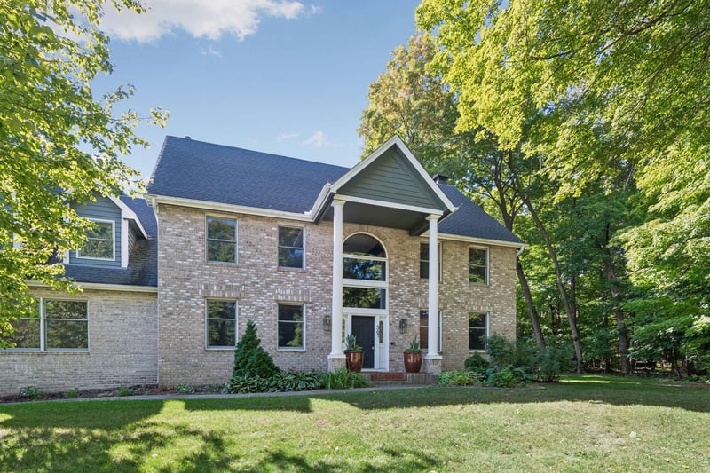 561 Bighorn Dr, Chanhassen, MN 55317