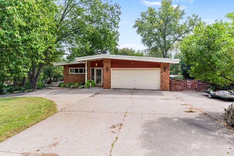 2212 Mary Hills Dr, Golden Valley, MN 55422