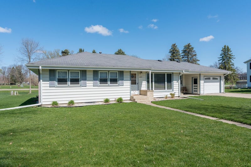 209 Hillcrest Way, Le Sueur, MN 56058