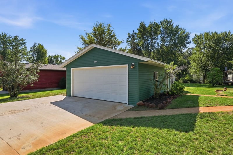 9473 Crestview Dr, Saint Joseph, MN 56374