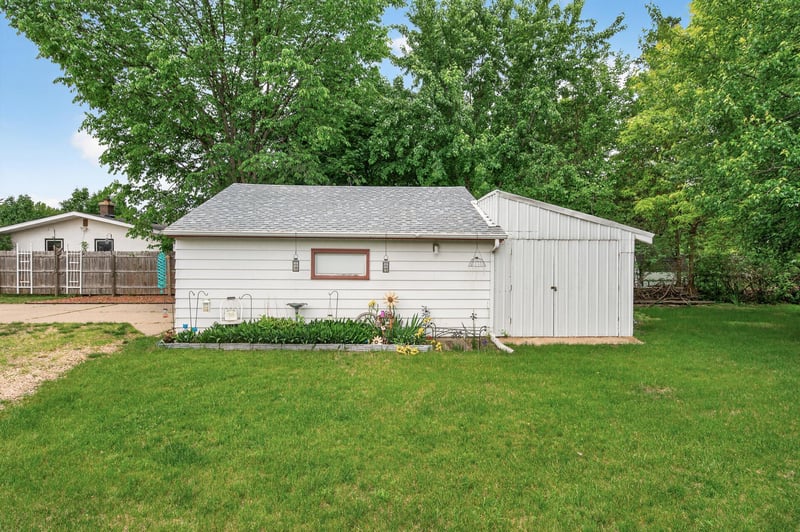 1283 Burke Ave E, Maplewood, MN 55109