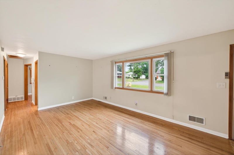 1283 Burke Ave E, Maplewood, MN 55109