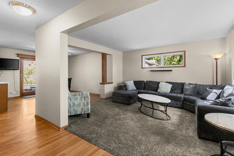 379 Wheelock Pw E, Saint Paul, MN 55130