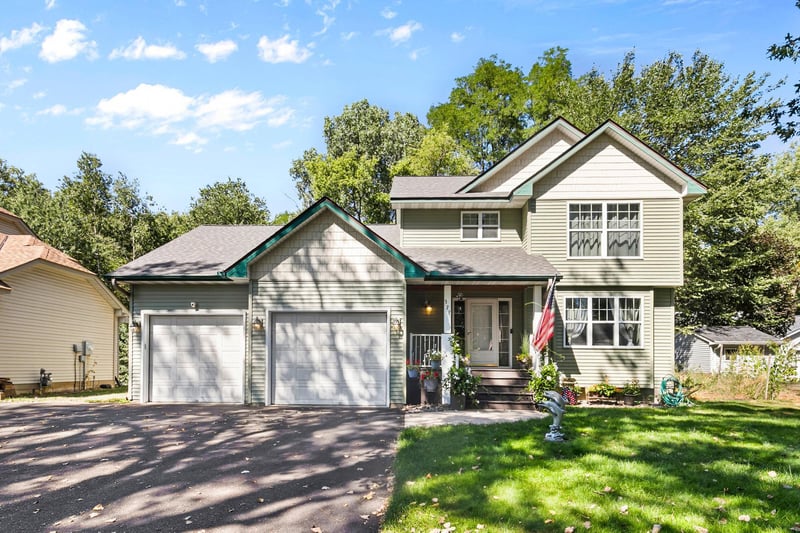 379 Wheelock Pw E, Saint Paul, MN 55130