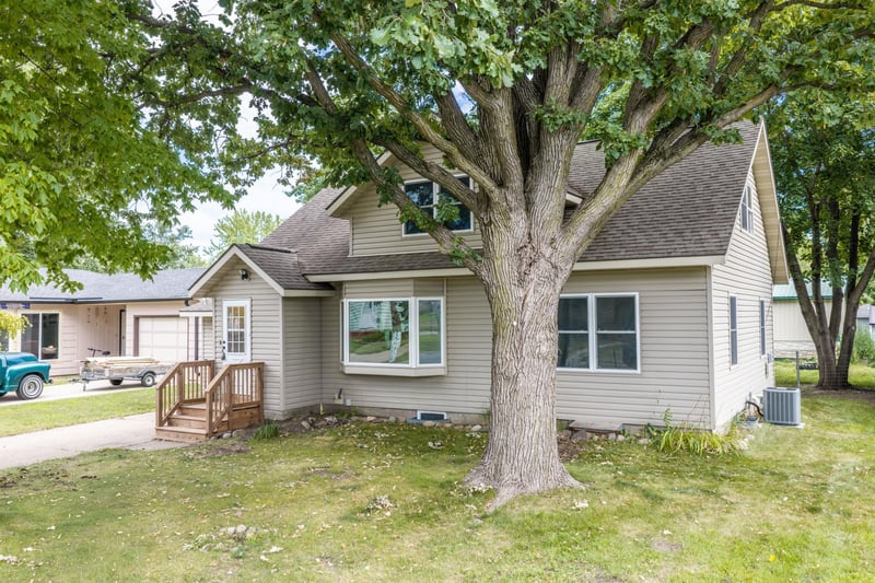 304 3rd St NW, Little Falls, MN 56345