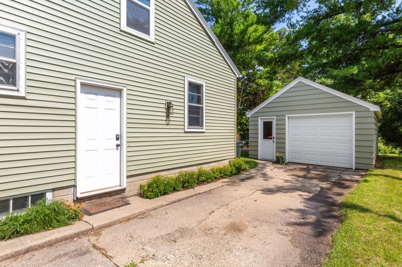 707 N Hennepin St, Winthrop, MN 55396