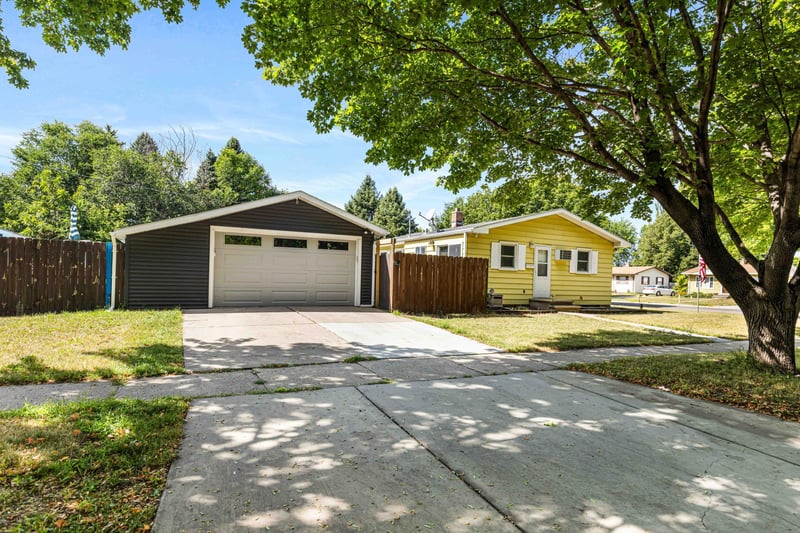 1921 N 10th Ave N, Moorhead, MN 56560
