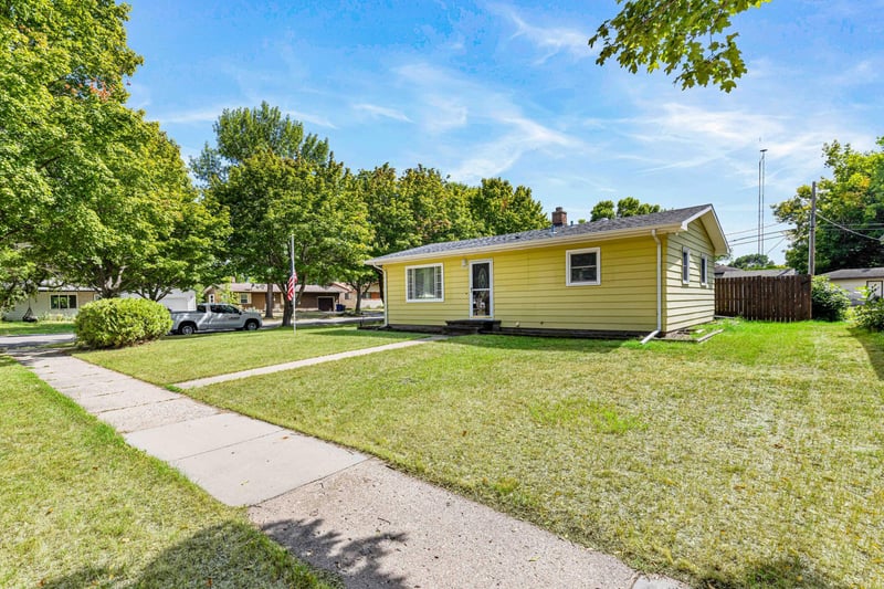 1921 N 10th Ave N, Moorhead, MN 56560