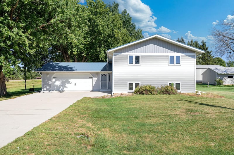 28 Leprechaun Ln, Mantorville, MN 55955