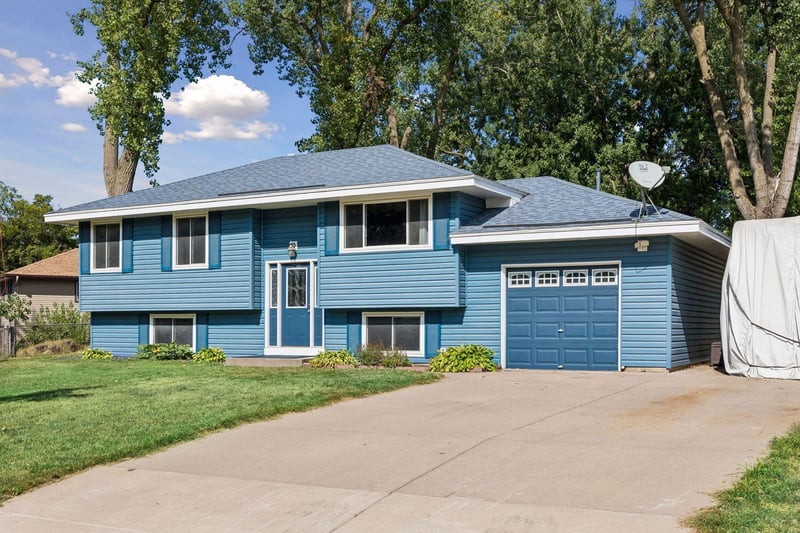 250 Stardust Blvd, Circle Pines, MN 55014