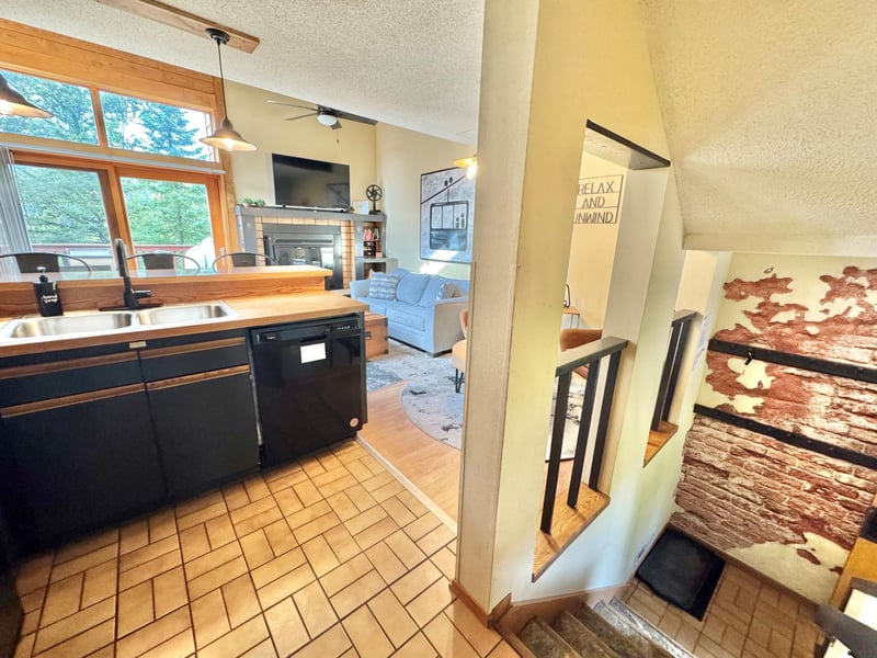 527 Moose Mountain Dr, Lutsen, MN 55615