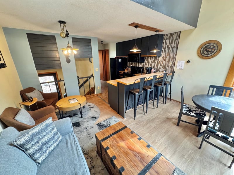 527 Moose Mountain Dr, Lutsen, MN 55615
