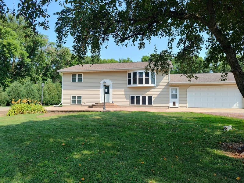 78772 290th St, Madelia, MN 56062