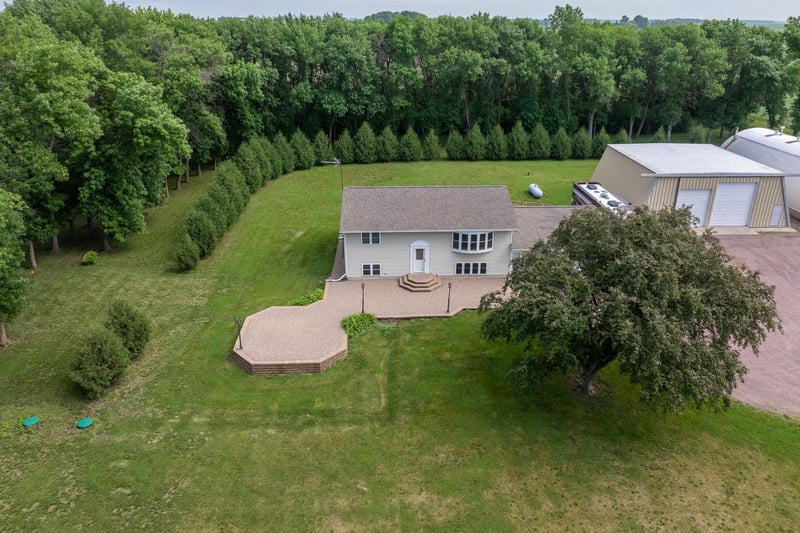 78772 290th St, Madelia, MN 56062