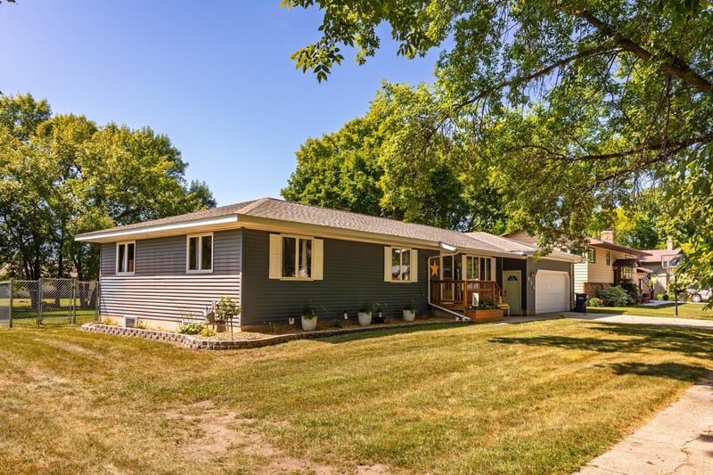 906 10th St S, Benson, MN 56215
