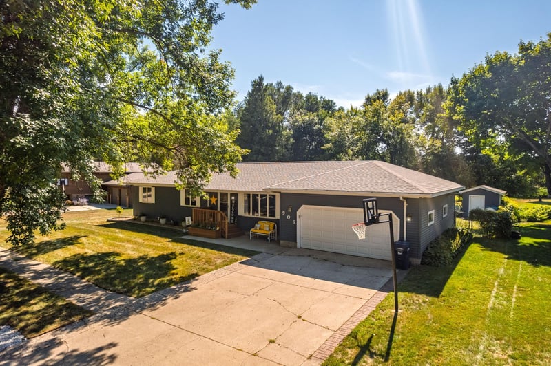 906 10th St S, Benson, MN 56215