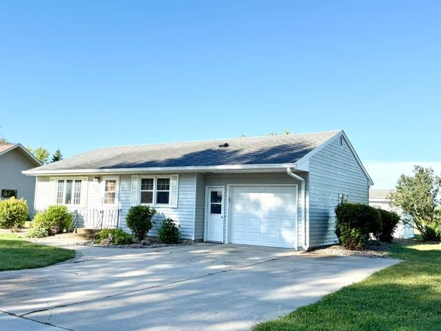 460 N Park Ave, Le Center, MN 56057