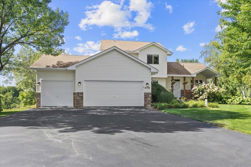 22576 Amy Ln, Rogers, MN 55374