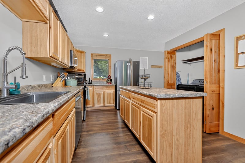 402 Quadna Mountain Rd, Hill City, MN 55748