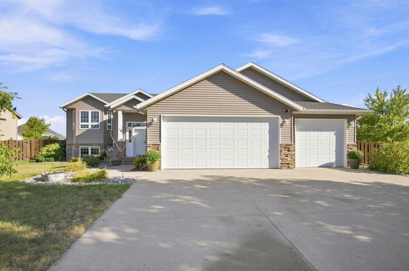 616 Lexington Ln, Moorhead, MN 56560
