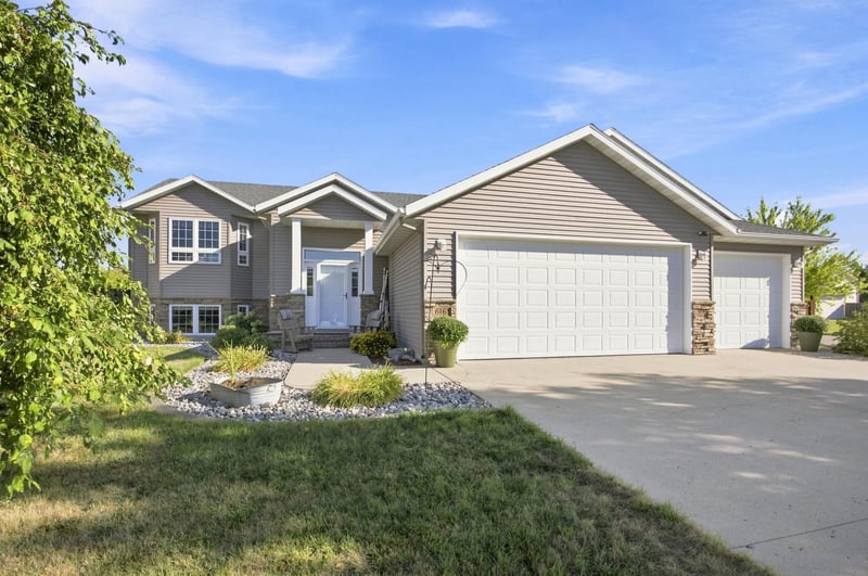 616 Lexington Ln, Moorhead, MN 56560