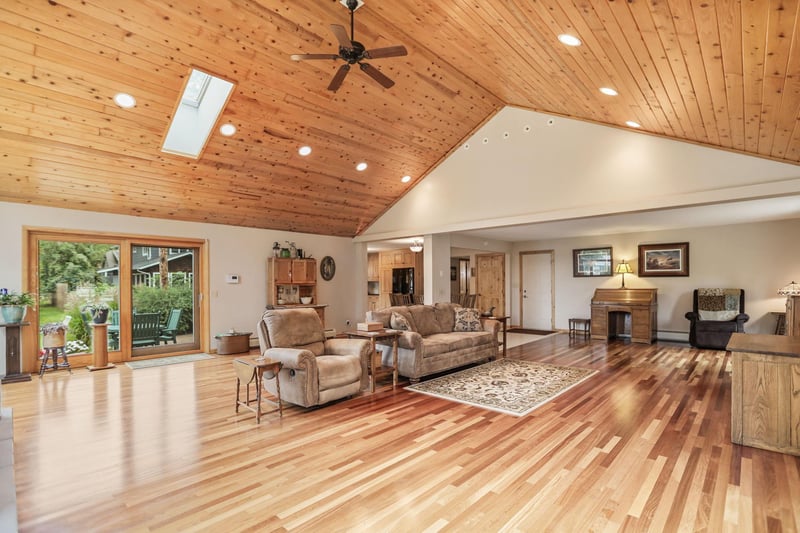 616 8th St SW, Faribault, MN 55021
